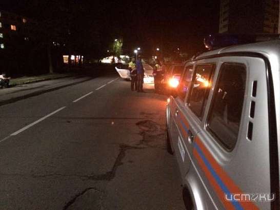 В Орле водитель «Шкоды» врезался в световую опору и бросил травмированных пассажиров