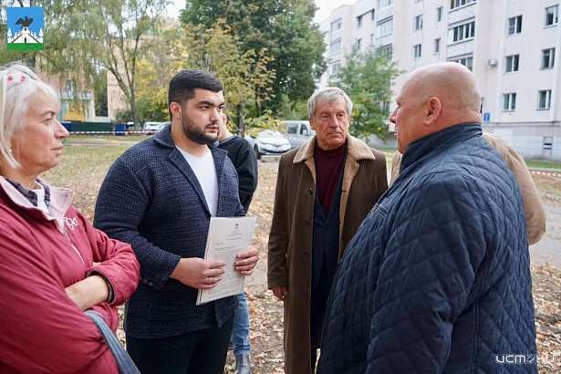 «Дуб неустойчив и поражён стволовой и корневой гнилью, размер дупла у основания более метра — на месте прочной древесины теперь труха с обилием насекомых. Начался необратимый процесс гниения» - эксперты