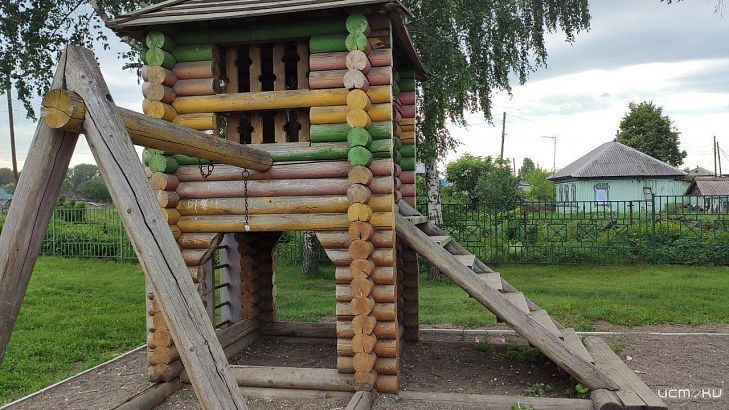 Прокуратура заставили починить качели и горки в орловском селе