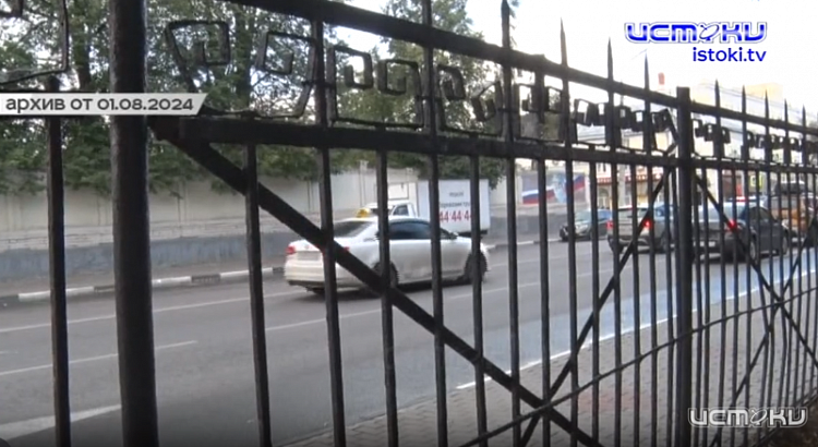 "Решетка в стиле классицизм". Что сейчас происходит со спиленным забором орловского городского парка?