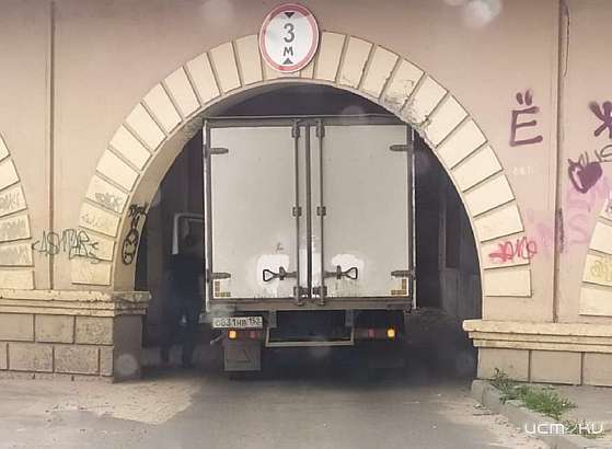 Сбились со счета: в Орле водитель еще одного грузовика пытался покорить арку моста