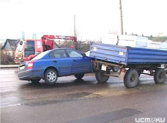 Дорогу не поделили трактор и машина