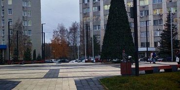 Площадь Содружества в Орле тоже украсили в Новому году