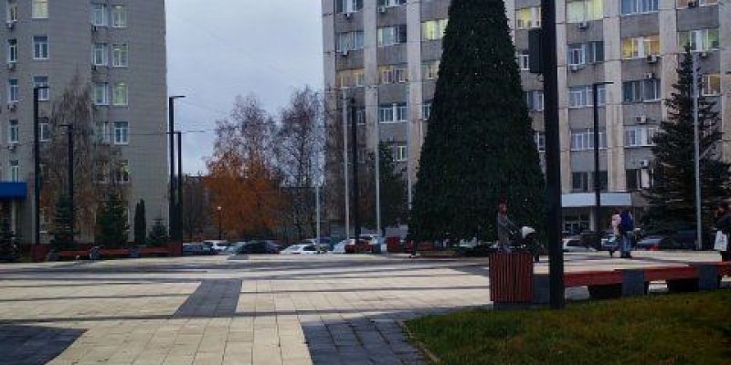 Площадь Содружества в Орле тоже украсили в Новому году