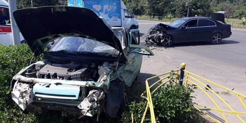 Фотофакт: в Орле легковушку отбросило на территорию автозаправки 