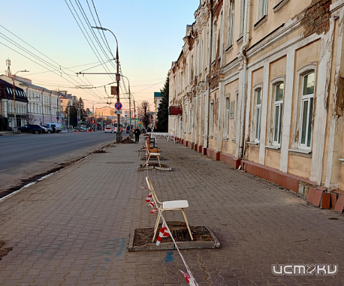 Орловское ноухау: стулья вместо деревьев начали расти в городе