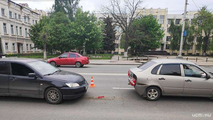 В Орле выстроился «паровозик» из трех автомобилей
