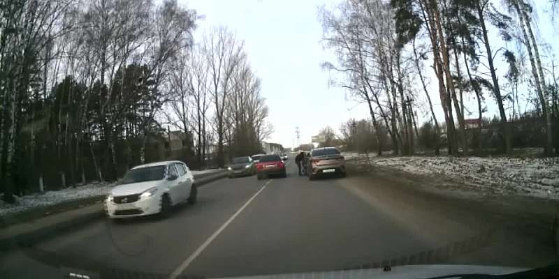 Внезапно выбежала на дорогу: в Орле попал на видео наезд на пешехода