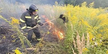 49 выездов за выходные: орловские спасатели тушили траву, обезвреживали боеприпасы и помогали жителям
