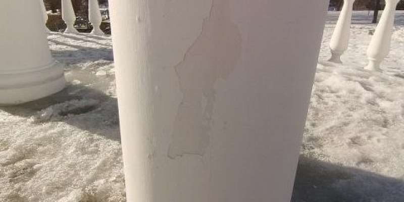 У новодела- ротонды на Дворянке отваливается краска