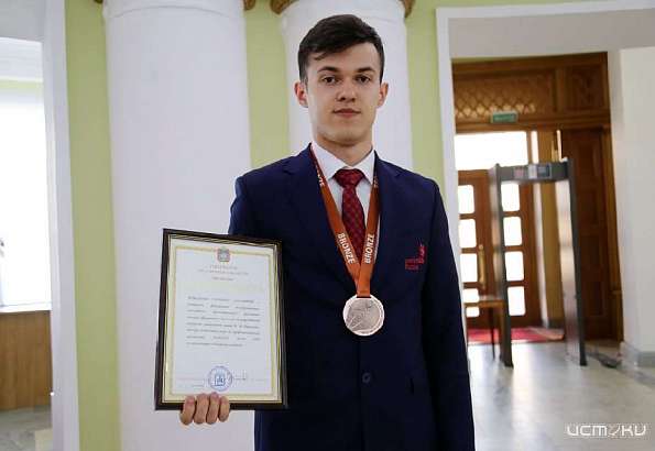 Губернатор наградил орловского медалиста Worldskills