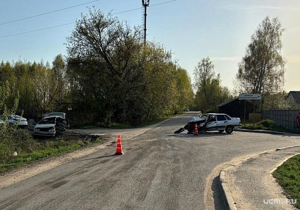 Двое из ларца – одинаковых с лица: под Орлом два водителя-ровесника столкнулись на одинаковых машинах на равнозначных дорогах