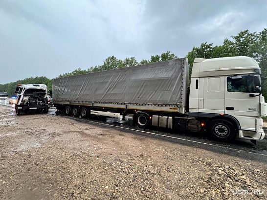 На орловской трассе столкнулись два большегруза. Есть раненый