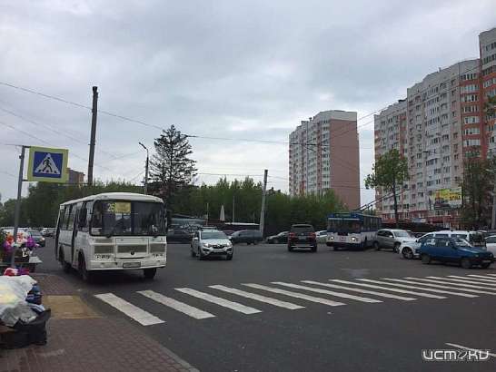 Фотофакт: в Орле водитель оставил авто на перекрестке и ушел