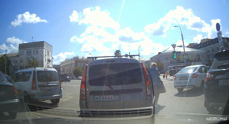 Высадил прямо на проезжей части