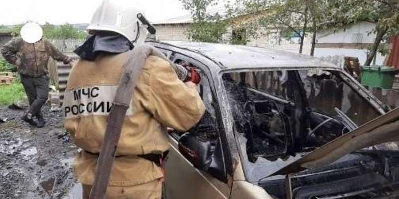 В Новосиле сгорела отечественная легковушка