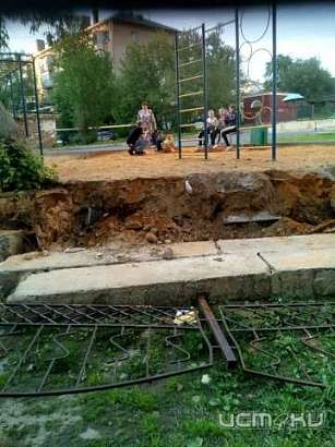 В Орле из-за упавших во время урагана бетонных блоков чудом никто не пострадал