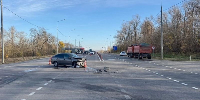 На подъезде к Орлу столкнулись грузовик и легковой автомобиль