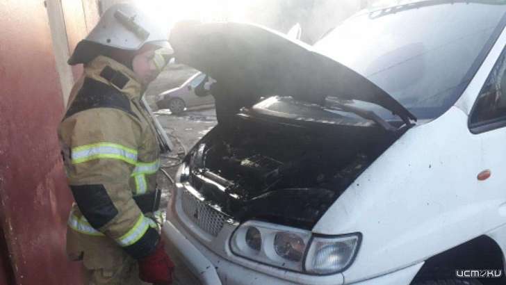 Во Мценске тушили микроавтобус 