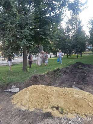 В Орле на ул. Комсомольской в сквере Ветеранов перед Днём города начали вырубать деревья