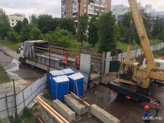 На Красный мост завезли материал для пешеходной переправы - власти На Красный мост завезли материал для пешеходной переправы - власти