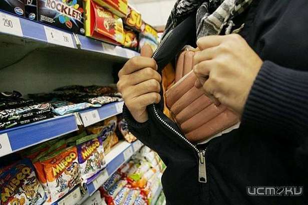 Во Мценске двое парней ограбили магазин