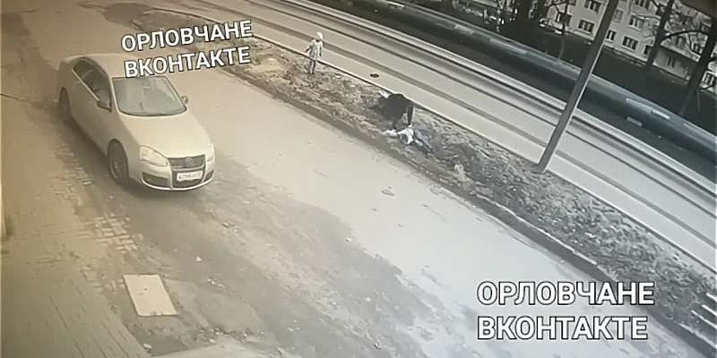 В Орле внедорожник вылетел на тротуар и сбил женщину с ребенком