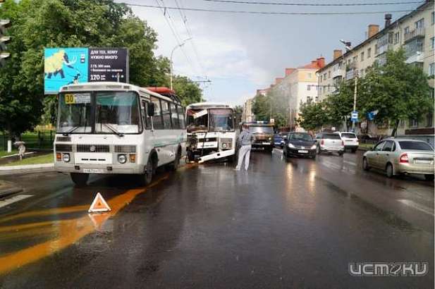 В ДТП с двумя маршрутками пострадали 11 человек
