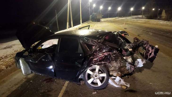 Под Орлом «Мазда» влетела во встречный «Маз». Легковушка - всмятку, водитель - в больнице