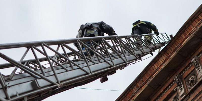 Во Мценске спасатели сняли женщину с крыши многоэтажки