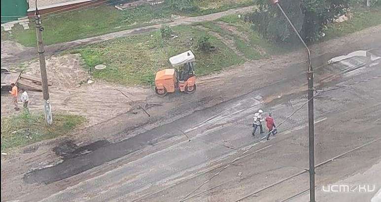 В Орле асфальт укладывали в лужи
