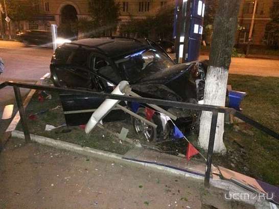 В Орле ночью автомобиль с пьяным водителем врезался в дерево В Орле ночью автомобиль с пьяным водителем врезался в дерево