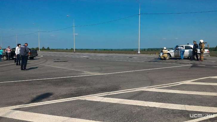 На Орловщине женщина на ВАЗе не уступила дорогу грузовику и попала в ДТП