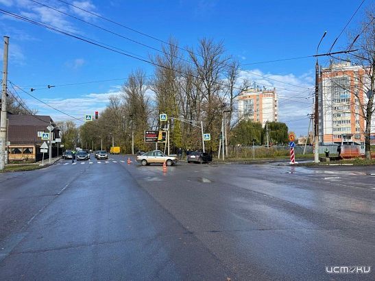 В Орле на перекрестке столкнулись две иномарки В Орле на перекрестке столкнулись две иномарки