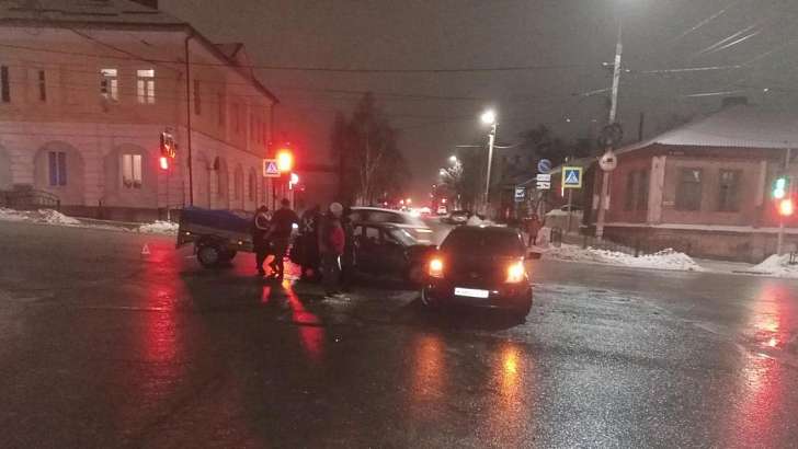 В Ливнах на Орловщине не разъехались иномарка и ВАЗ