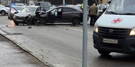 В Орле на улице Московской столкнулись четыре автомобиля
