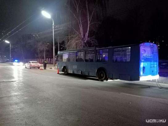 В центре Орла иномарка въехала в троллейбус. Пострадал пассажир