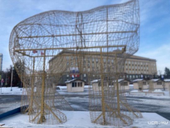 Центральную площадь Орла начали заселять медведи и олени 