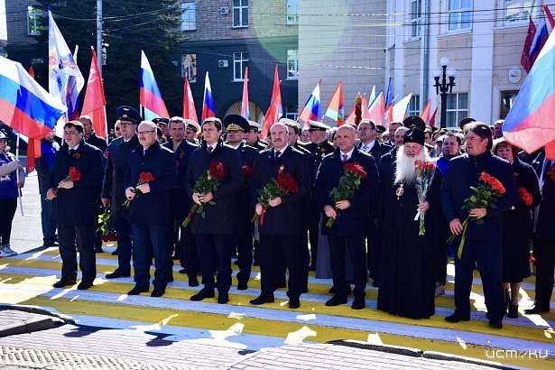 К стеле «Орел - город воинской славы» и бюстам героев Отечества в День Победы возложили цветы