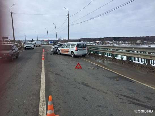 Под Орлом иномарка влетела в металлический отбойник