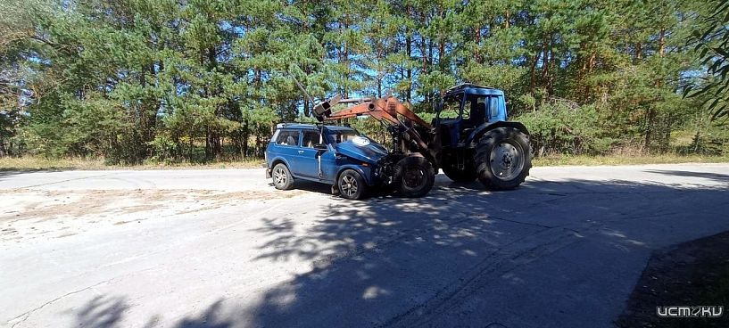 На Орловской трассе не разъехались трактор и «Нива» На Орловской трассе не разъехались трактор и «Нива»