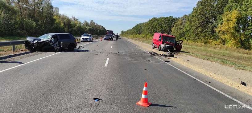 Под Орлом произошло лобовое столкновение легковушки и микроавтобуса. Три человека пострадали