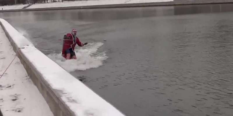 Видео: орловские Деды Морозы прокатились на водных лыжах по зимней Оке
