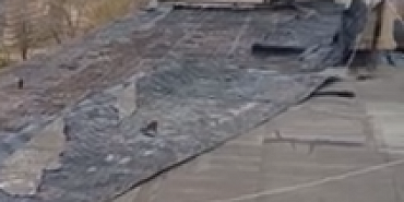 "По документам ремонт крыши был осуществлен в 2025 году, по факту накидали кусков на старое покрытие". Крышу в многоквартирном доме в поселке Стальной конь сдул ветер