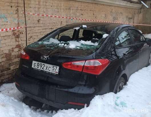 Наледь обрушилась еще на два автомобиля в Орле