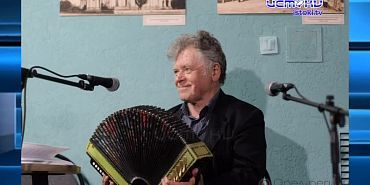 Коллектив любительского театра "поколение" поздравили своего кумира