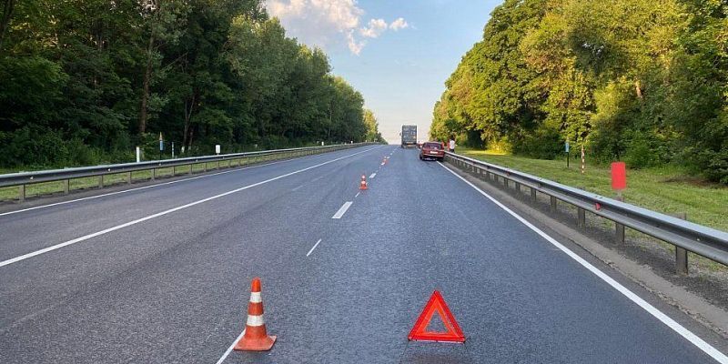 дтп На орловской трассе легковушка врезалась в отбойник, а потом протаранила грузовик