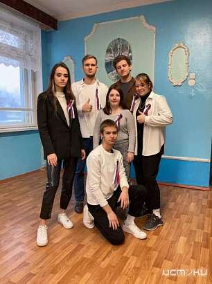 В честь Дня конституции орловчанам раздали пятнадцать тысяч триколоров