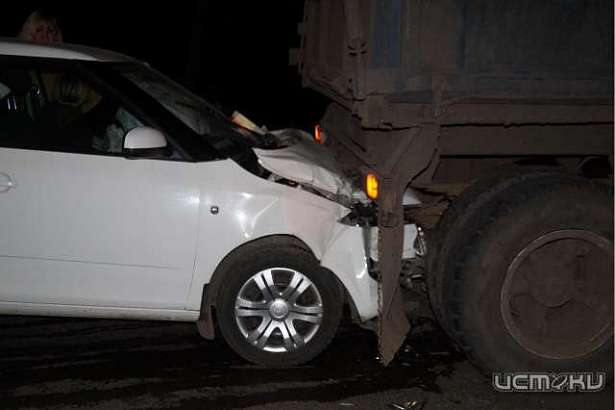 В Орле легковушка въехала в стоящий КамАЗ с прицепом