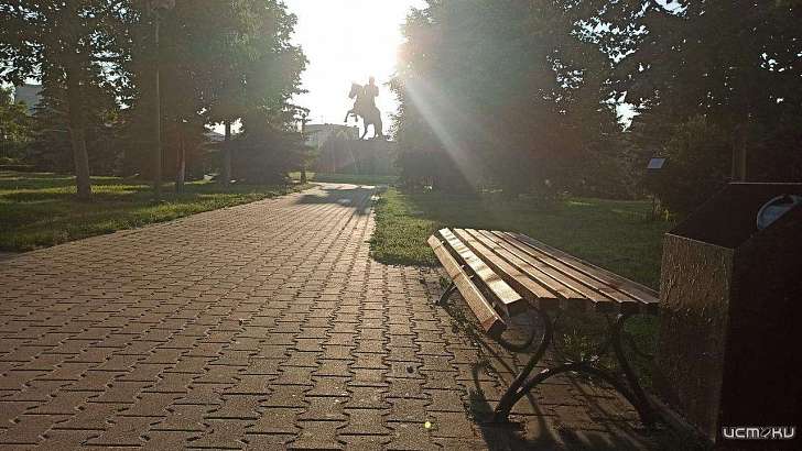 Орловчанин за свой счет обновил скамейки в сквере Ермолова